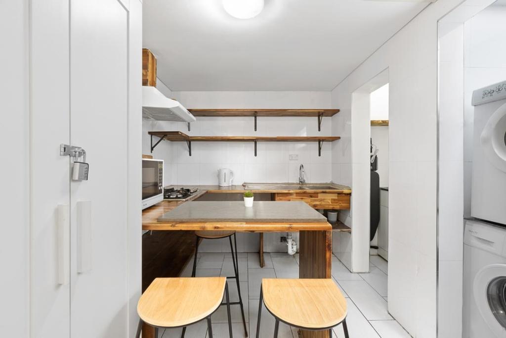Guest house Deluxe Ensuite Double - Nearby Universities - Seconds To Famous Eateries
