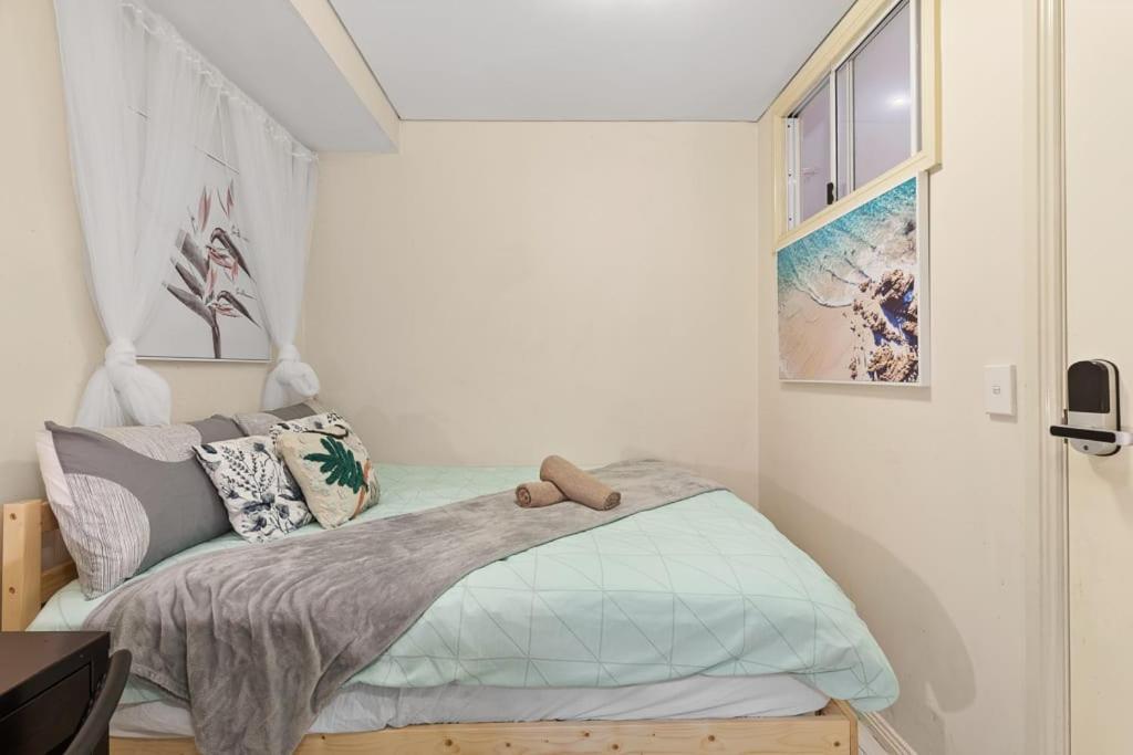 Deluxe Ensuite Double - Nearby Universities - Seconds To Famous Eateries