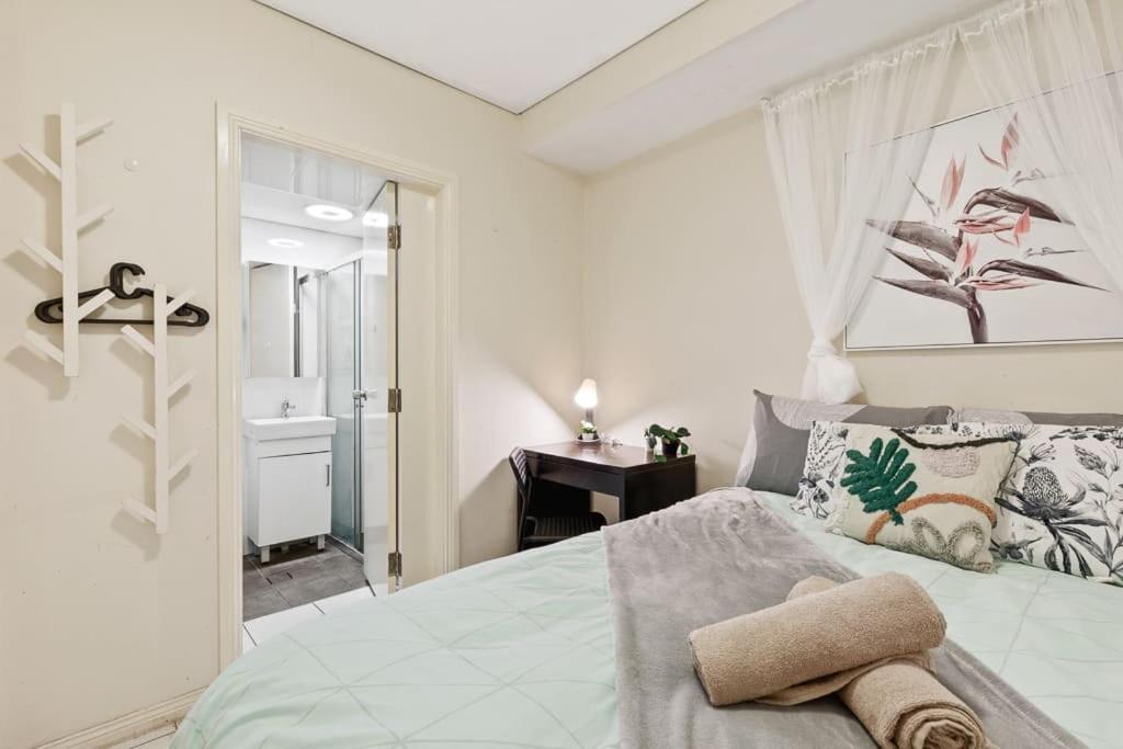 Deluxe Ensuite Double - Nearby Universities - Seconds To Famous Eateries Guest house Sydney