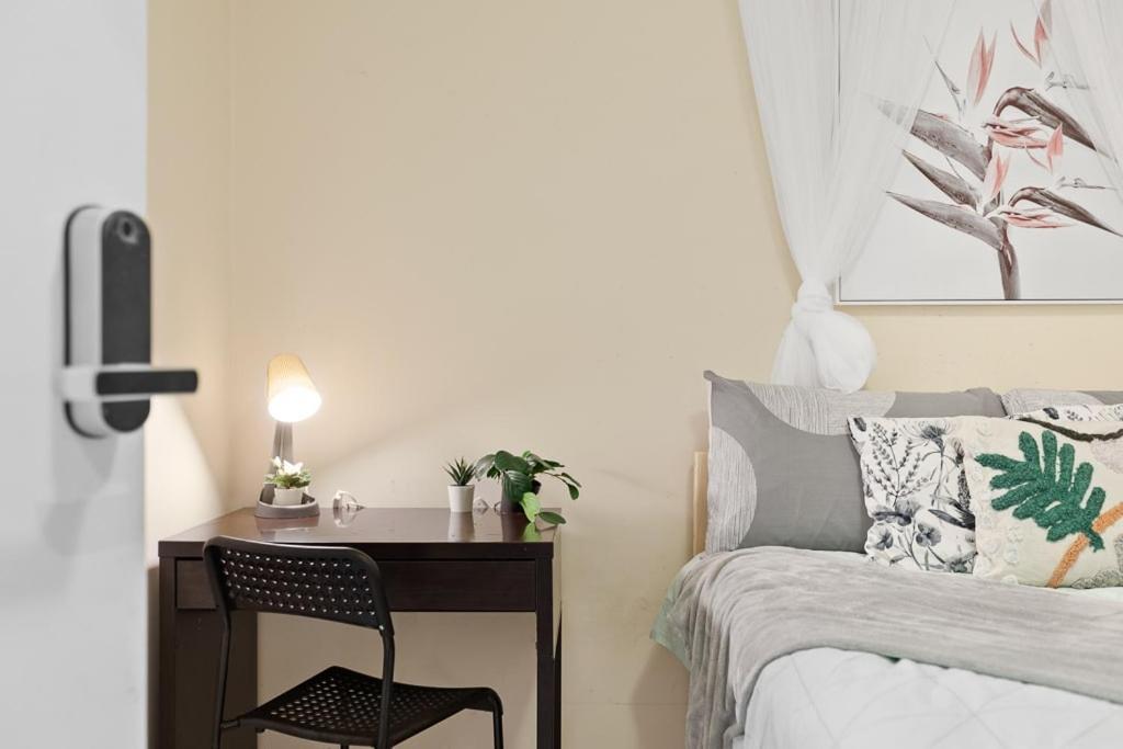 Deluxe Ensuite Double - Nearby Universities - Seconds To Famous Eateries *